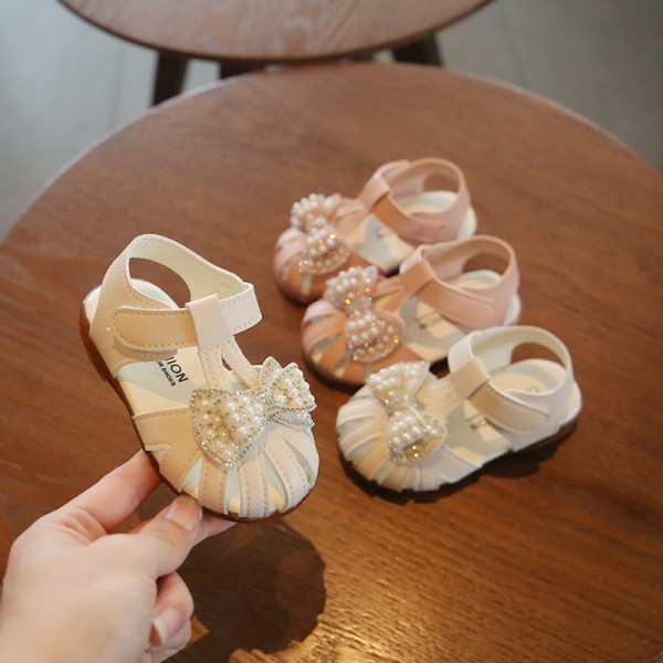 A soft leather shoes of Korean version for girls' newborn babies, 0-3-year-old walking shoes, female baby princess single shoes and sandals-