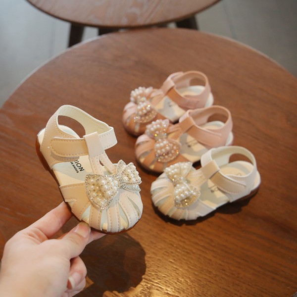 A soft leather shoes of Korean version for girls' newborn babies, 0-3-year-old walking shoes, female baby princess single shoes and sandals-