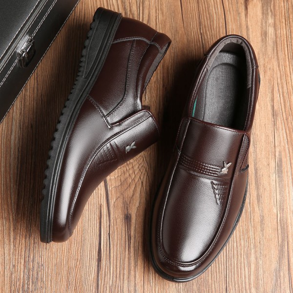 2022 new men's leather shoes business casual leather shoes breathable soft bottom middle-aged and elderly dad's shoes men's one hair substitute